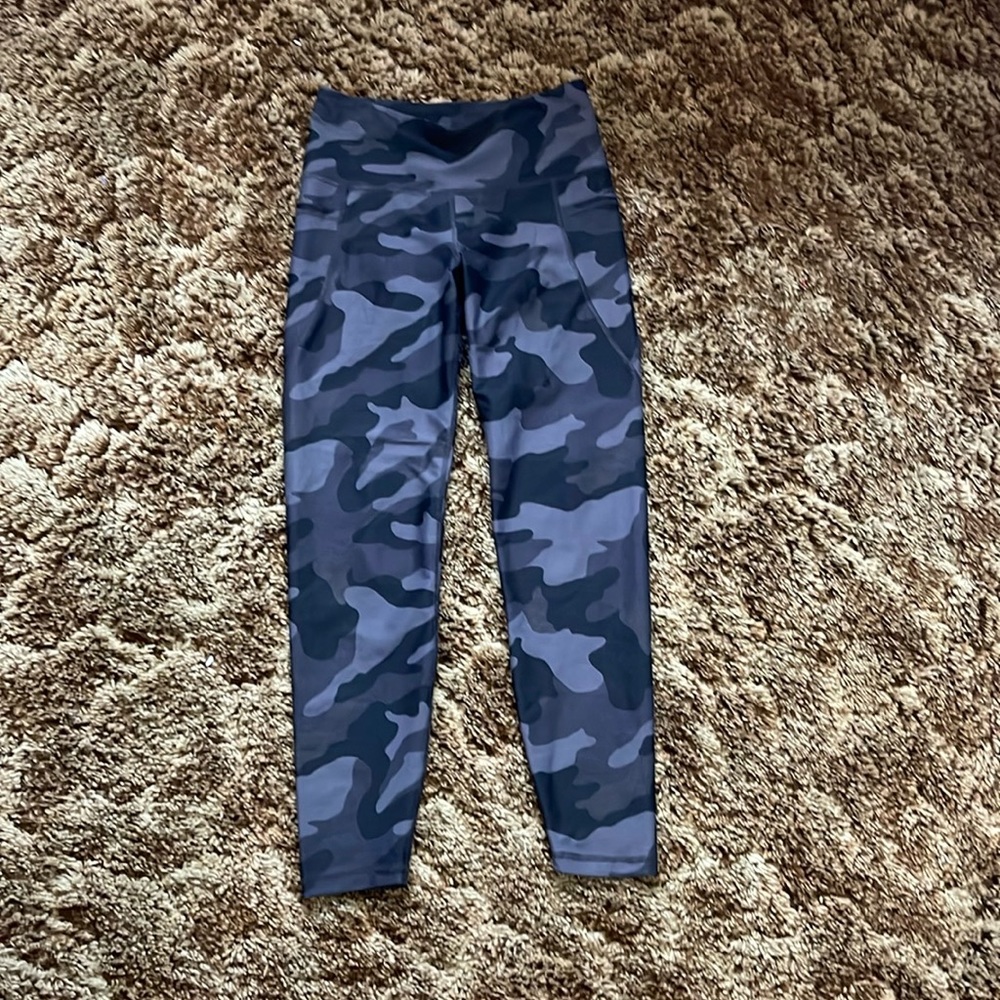 Old navy active NWOT 7/8 camo leggings with pockets size medium